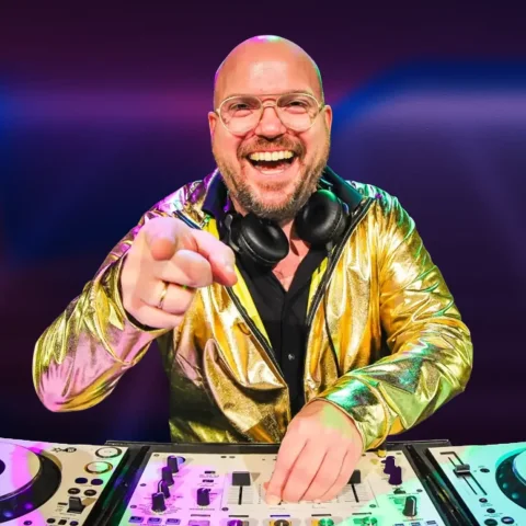 DJ Royaal boek je bij Royaal Artists