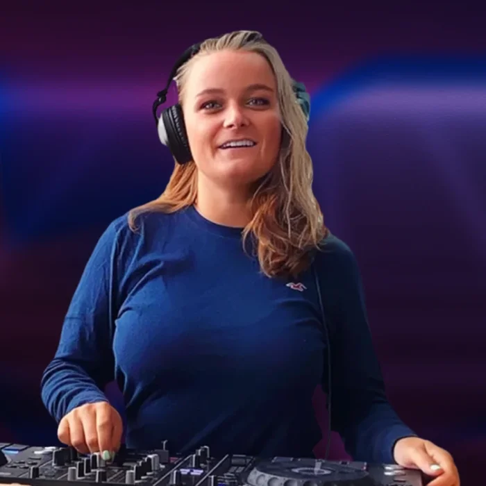 DJ Zoey Willems boek je bij Royaal Artists